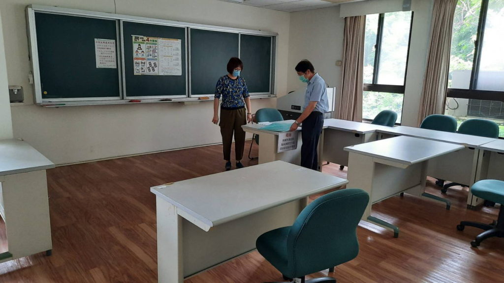 兼副主任廖本煌檢視特殊試場-每位考生備有用餐隔板
