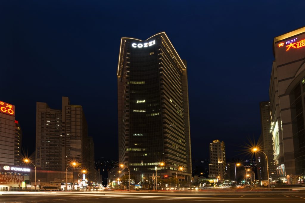和逸飯店·高雄中山館_位處市中心精華區域,緊鄰捷運三多商圈站交通便利,客房均位於高樓層能輕鬆遠眺高雄港美景。