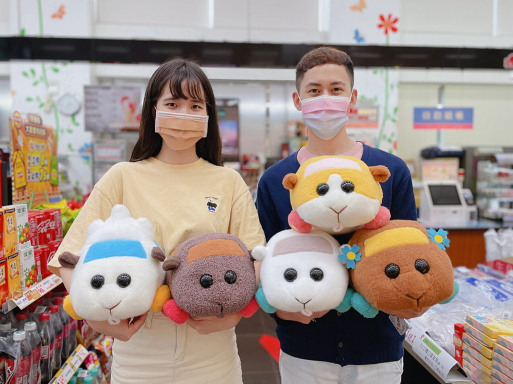 萊爾富歡慶降級新生活,針對新、舊會員於Hi-Life VIP APP推出暑假超人氣,五款限量寵愛好禮「天竺鼠車車12吋絨毛娃娃」(售價370元),每款享會員獨享價259元,限量售完為止
