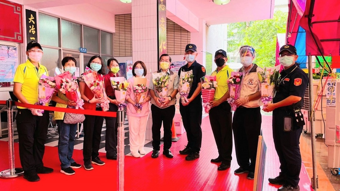市府研考會蔡主委致贈鮮花及卡片 感謝大榮中學疫苗接種站防疫人員辛勞