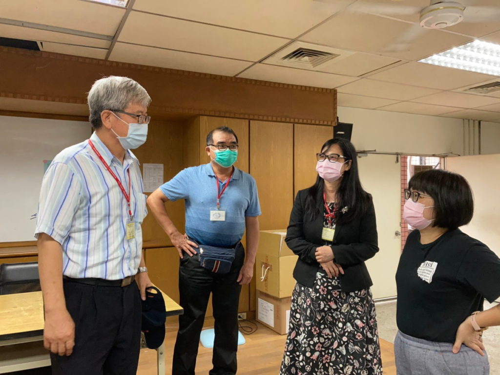 兼考區主任吳校長至鳳新高中考區慰勉工作人員