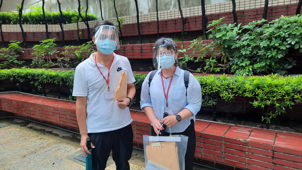 監考老師戴上防護面罩、口罩確保防疫安全