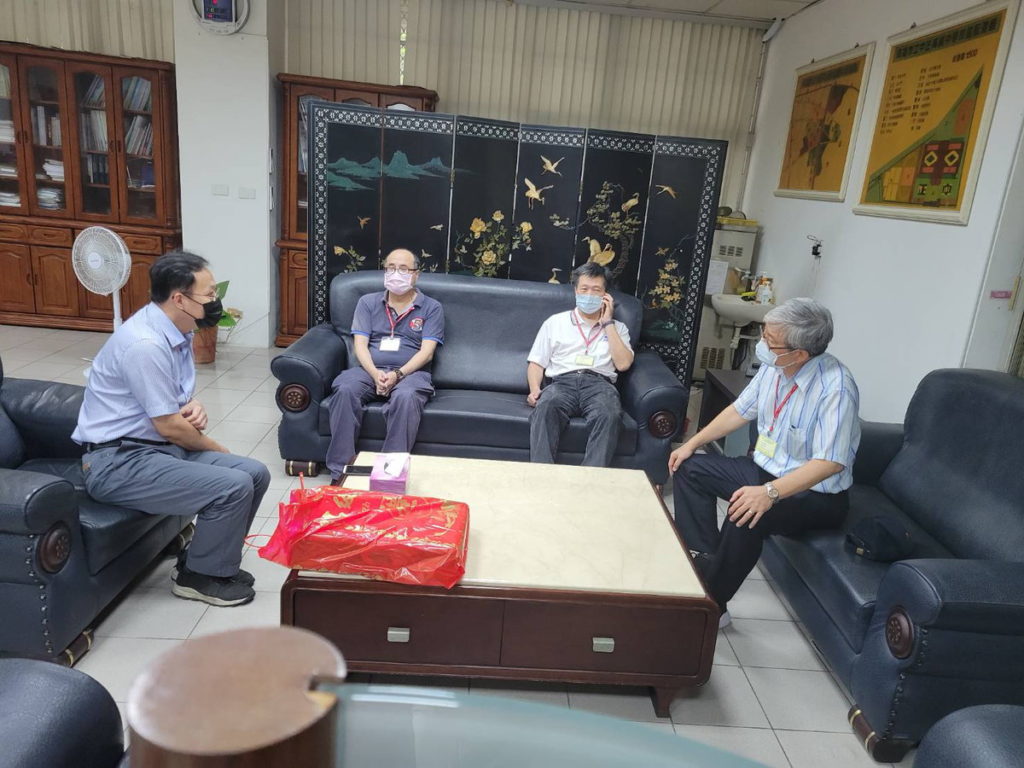 兼考區主任吳校長（右1）特別感謝中正高中考區陸校長（左1）的大力協