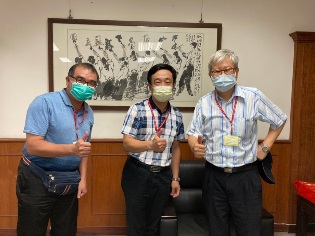 兼考區主任吳校長（右）特別感謝鳳新高中考區黃校長（中）的大力協