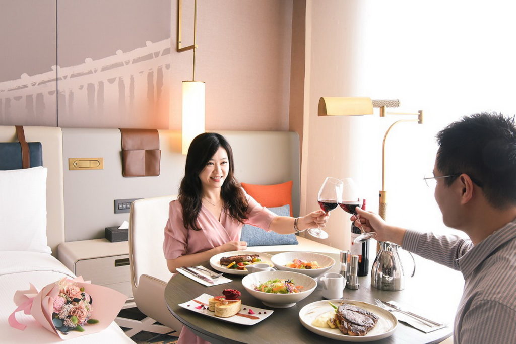 推出「希手饗樂」 微醺情人月住房專案,8月1日至8月底入住希爾頓客房,不分平假日雙人入住,每人僅1,994元起(含稅及服務費)