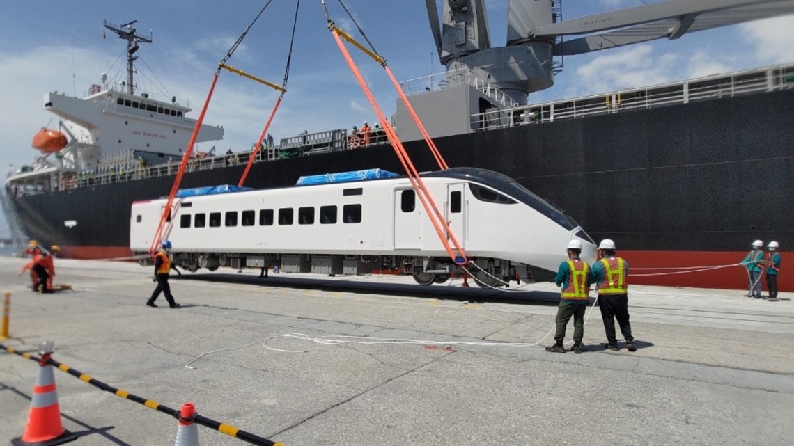 花蓮港喜迎臺鐵局首批EMU3000型日本城際列車順利卸載/波新聞