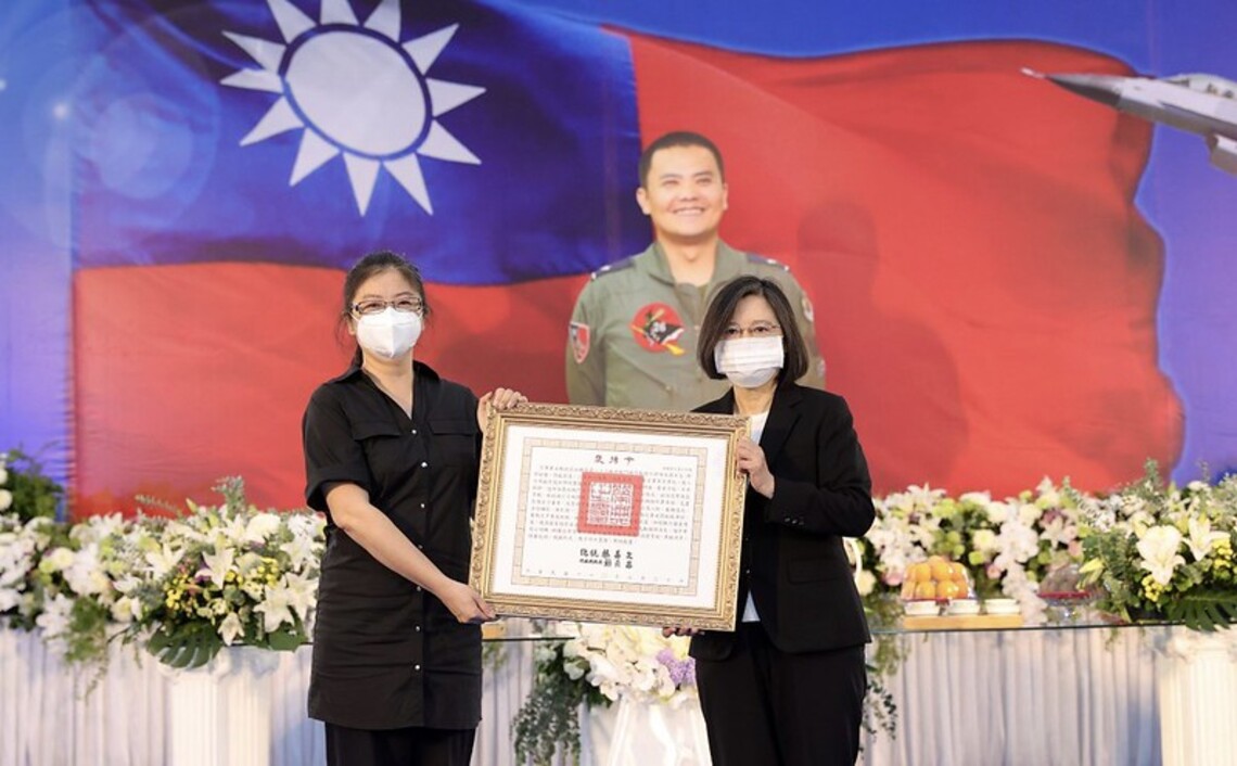 總統親頒褒揚令 表彰殉職空軍少將蔣正志對守護國家領空安全的付出和貢獻