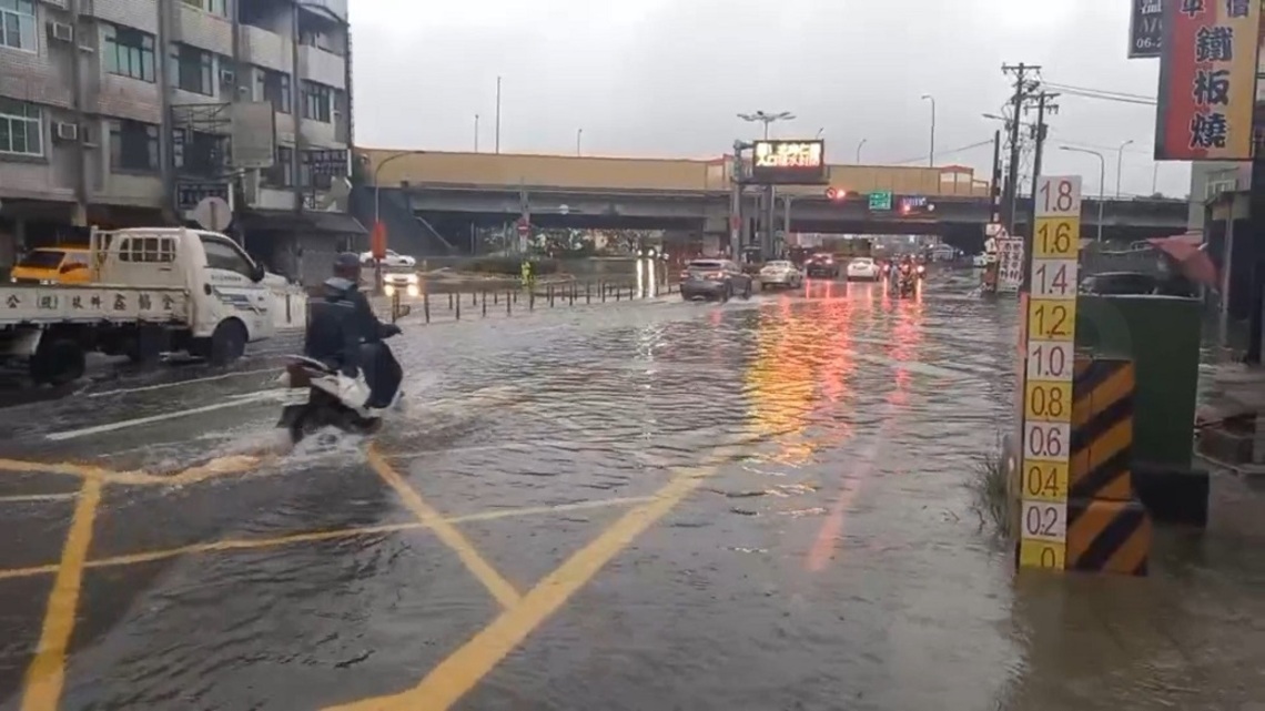 豪雨造成台南仁德交流道積水封閉／波新聞