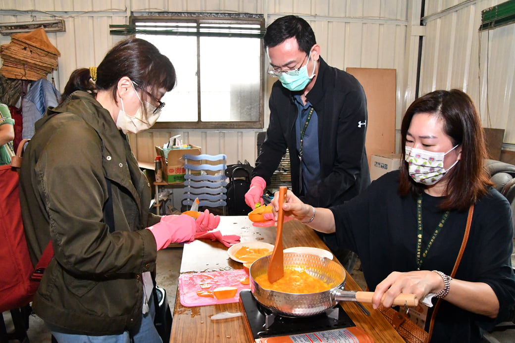 可能是 2 個人、大家站著、食物和室內的圖像
