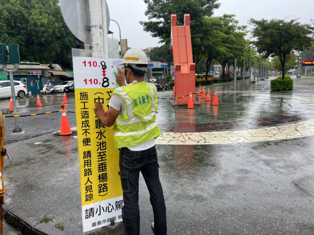 已修正告示牌為暫緩施工,並將於今(1日)另發送宣傳單通知店家