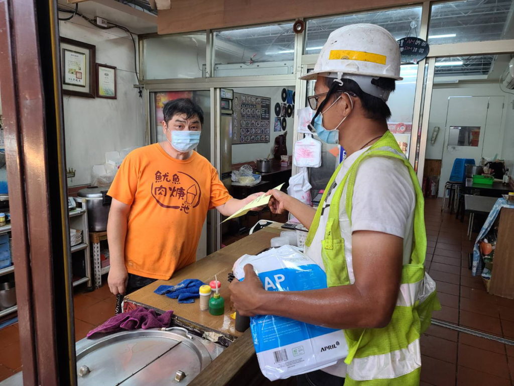 已修正告示牌為暫緩施工,並將於今(1日)另發送宣傳單通知店家