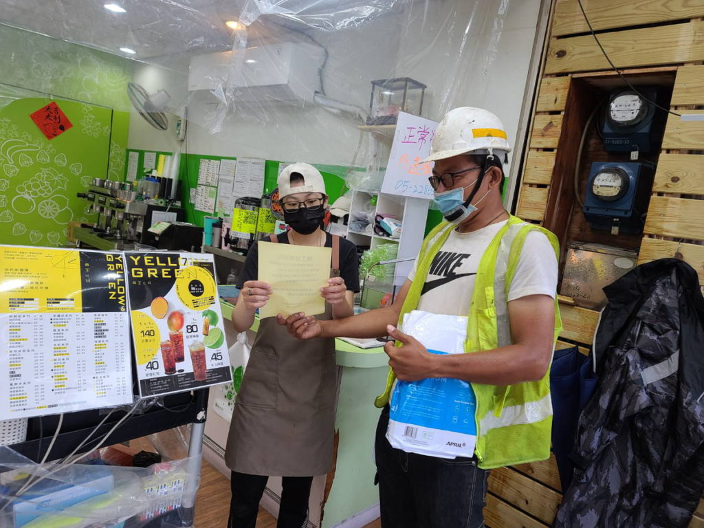 已修正告示牌為暫緩施工,並將於今(1日)另發送宣傳單通知店家