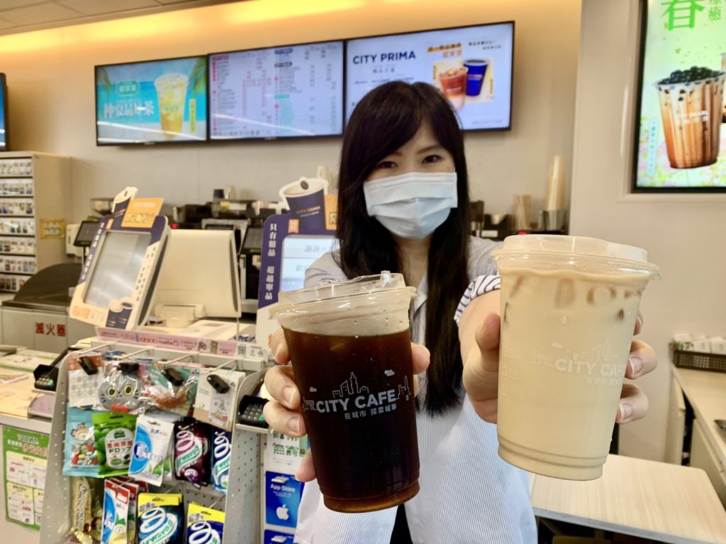 慶祝羽球男子雙打奪金,7-ELEVEN門市自8月1日起至8月2日止限時兩天,推出CITY CAFE大杯美式、大杯拿鐵咖啡任選第二杯半價優惠