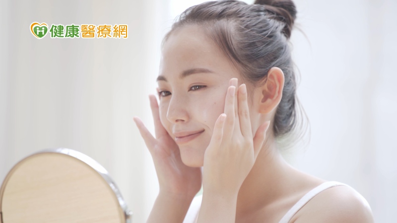 炎炎夏日嘴唇也需要防曬? 皮膚科醫師警告「危險下場」