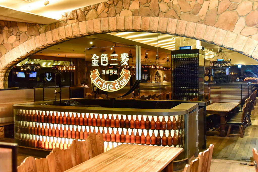 迎接雙北即將開放餐廳內用，金色三麥做出因應對策，京站店領先全台餐飲業者，導入國際大廠飛利浦紫外線UV-C殺菌燈進行「雙重清消」(金色三麥提供)