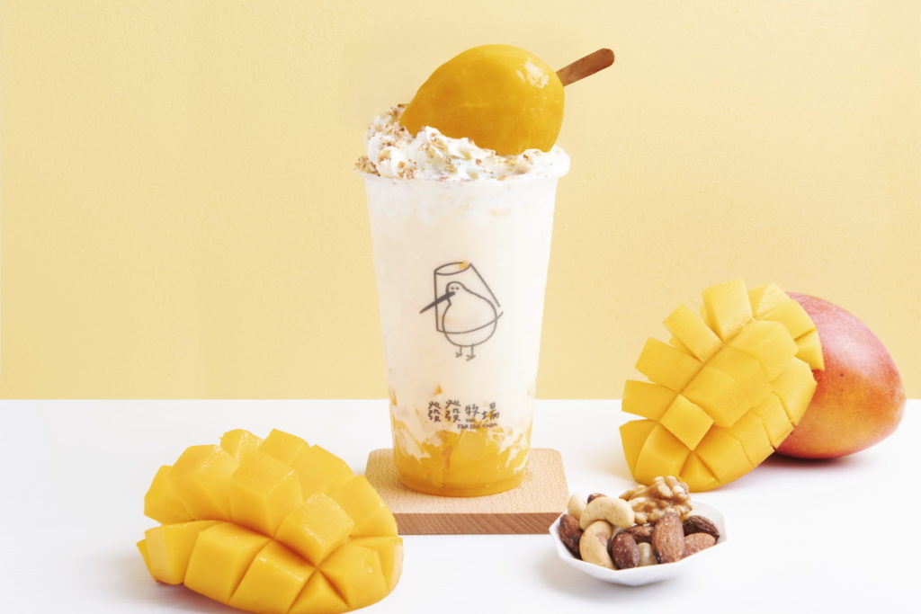 今夏必喝「終極版芒上加芒優格」嚐鮮價$135，啃果冰涼與優格混搭雙享受，爆量芒果爽吃大滿足！