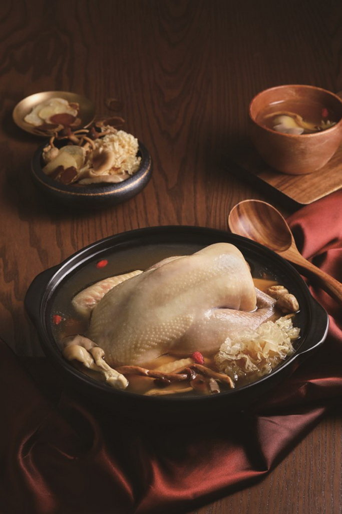.觀察到疫情期間,大家對健康飲食的重視,特別推出「黃金蟲草鮑魚烏骨雞煲湯」、「元氣八寶燉雞煲湯」(如圖),每款1,580元,為可常溫保存的美味雞湯,送禮自用兩相宜。(圖/六福旅遊集團提供)
