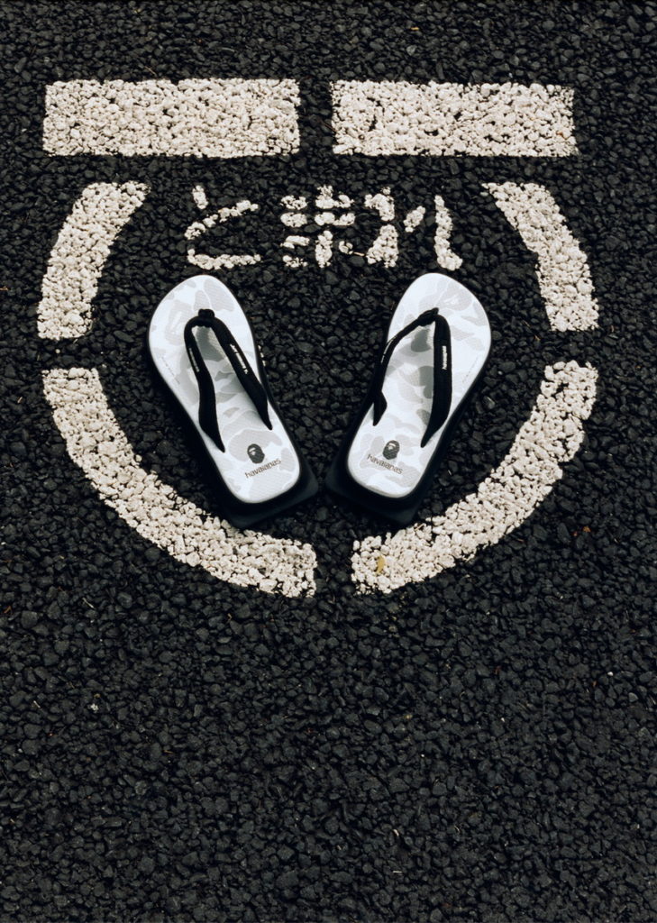 Havaianas X A BATHING APE®聯手推出「BAPE」系列,以顛覆傳統人字拖鞋型加入日式草履木屐設計的Tradi Zori