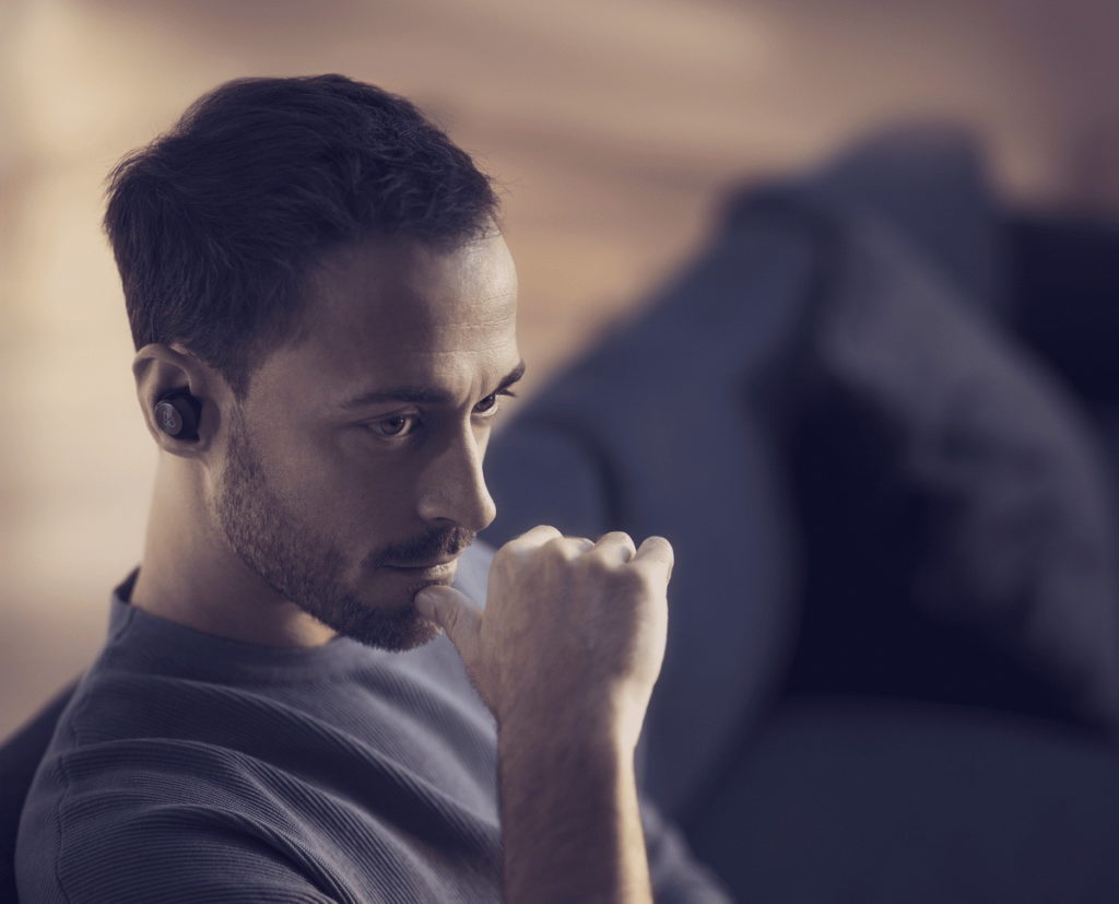 【情境照】專屬ANC呈現完美音質Beoplay EQ 炭黑色