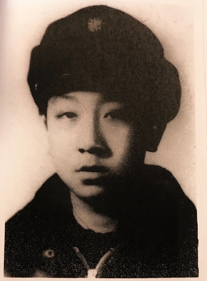 可能是 1 人的黑白圖像