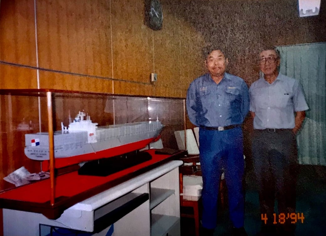 可能是 2 個人、大家站著和室內的圖像