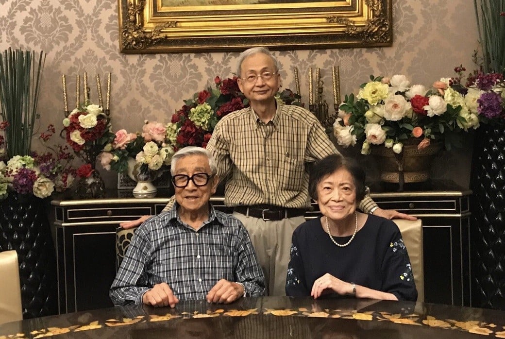 可能是 3 個人和室內的圖像