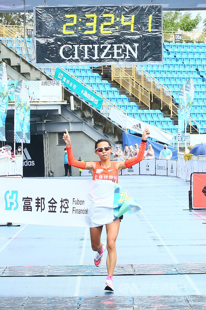 曹純玉於 2020 台北馬拉松刷新全國紀錄,但距離奧運達標仍有一步之遙(照片來源: 台北馬拉松)
