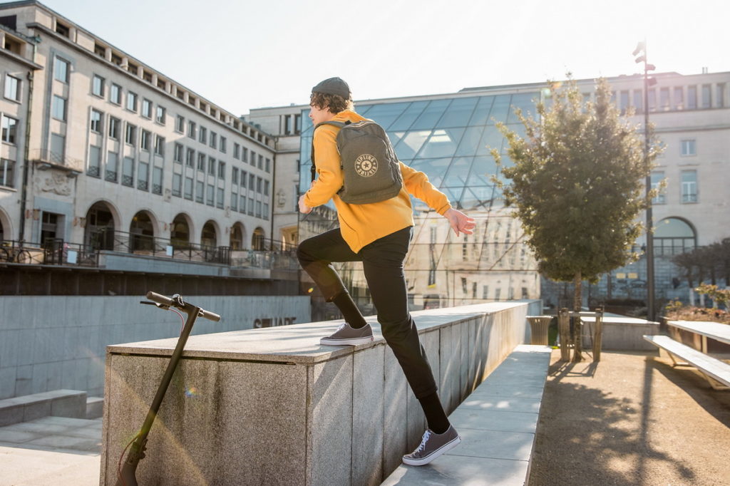 Kipling CENTER系列簡約時尚青春隨型，輕鬆百搭出自我的特色