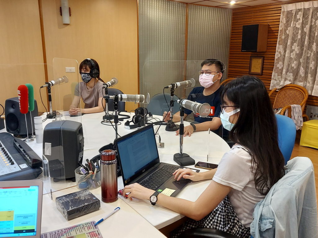 主持人與受訪來賓輪番獻聲分享各國風情文化、留學生活甘苦談及跨文化經驗等，洋溢笑