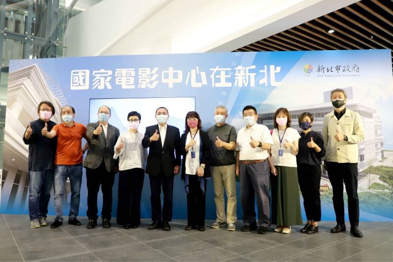 可能是 5 個人、大家站著和顯示的文字是「新北市政府 STo 國家電影中心在新北」的圖像