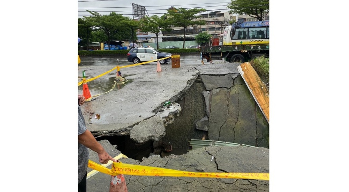 地基坍塌民眾直呼「金恐怖」 鳳警立即圍封鎖線疏導人車幸無事故/波新聞