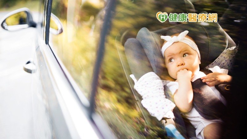 孩子留在車中10 分鐘OK嗎? 天氣悶熱小心車內死亡