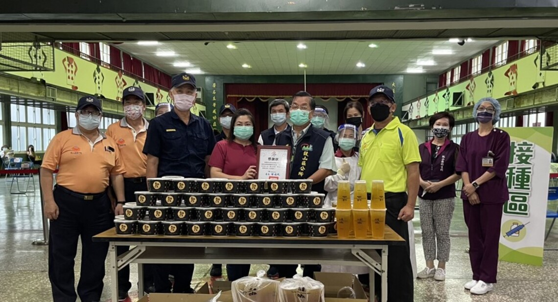 餐飲業者揪感心贈送午餐及飲料 慰勞大榮中學接種站的防疫人員