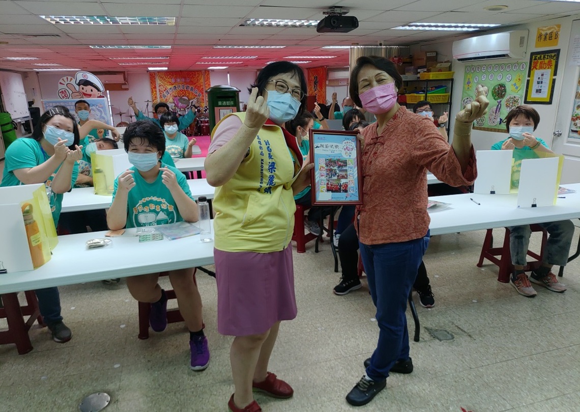 慶祝父親節 高雄郵局攜手高市唐氏症歡喜協會合辦「父親節明信片感恩活動」
