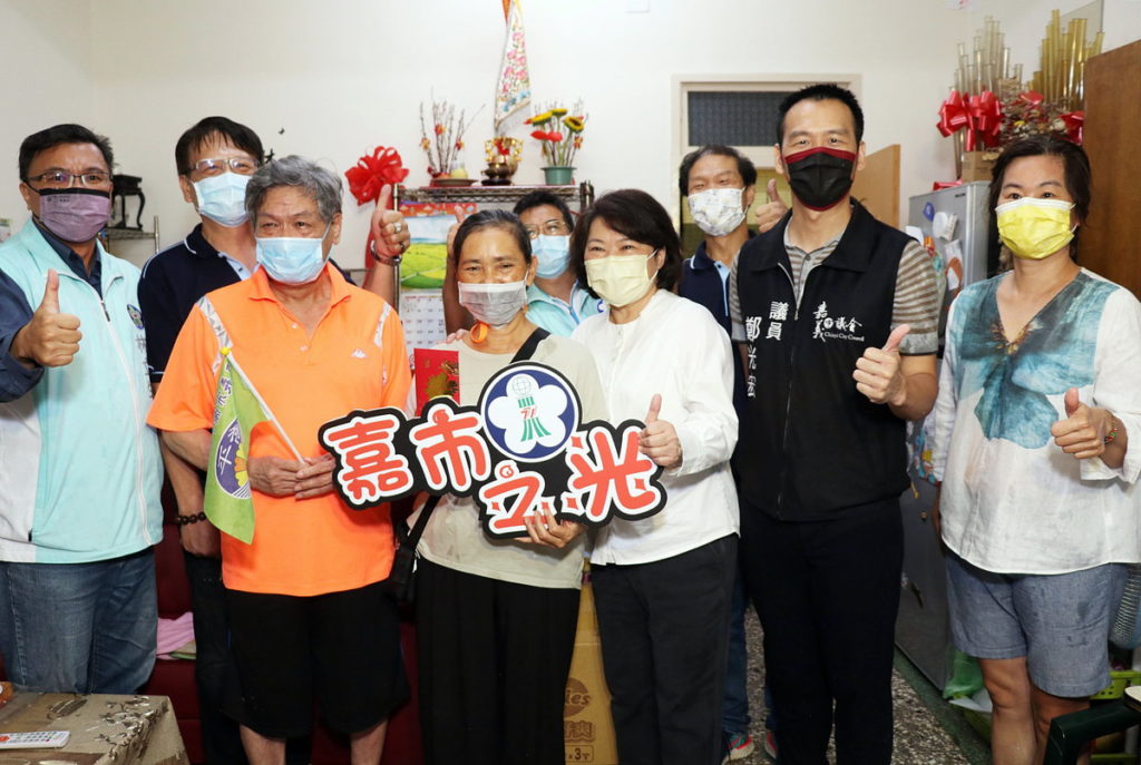 黃敏惠市長(右三)與王爸爸(左前一)、王媽媽(左前二)大合照