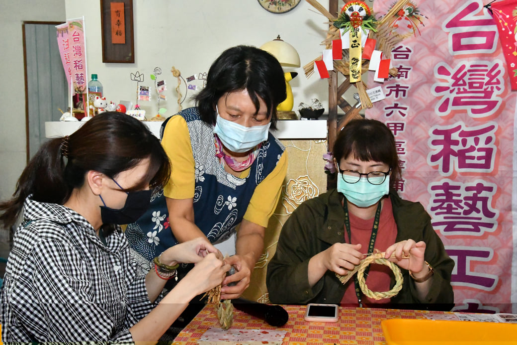 可能是 3 個人和室內的圖像