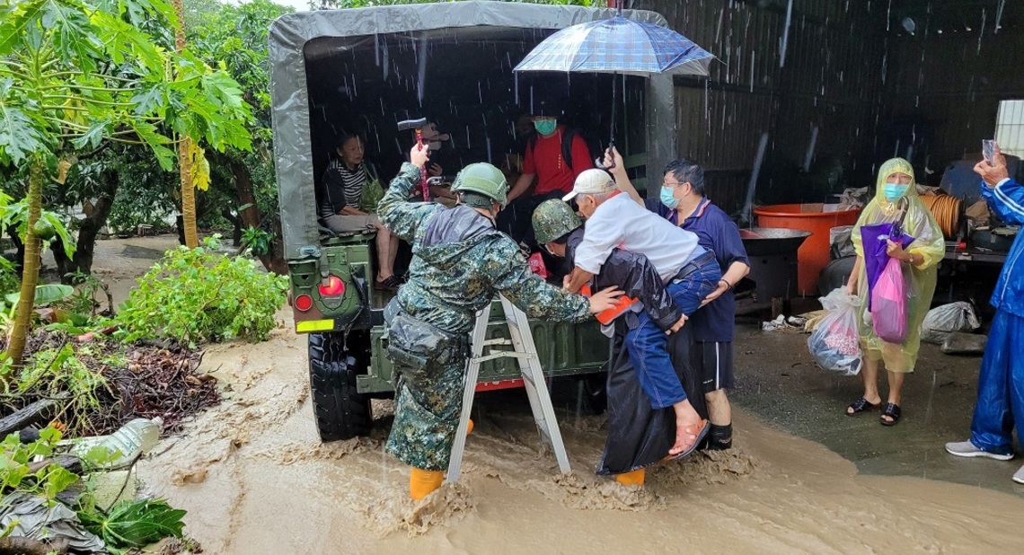 因應豪大雨警報 第四作戰區協助執行原鄉鄉民預防性撤離,以維生命安全