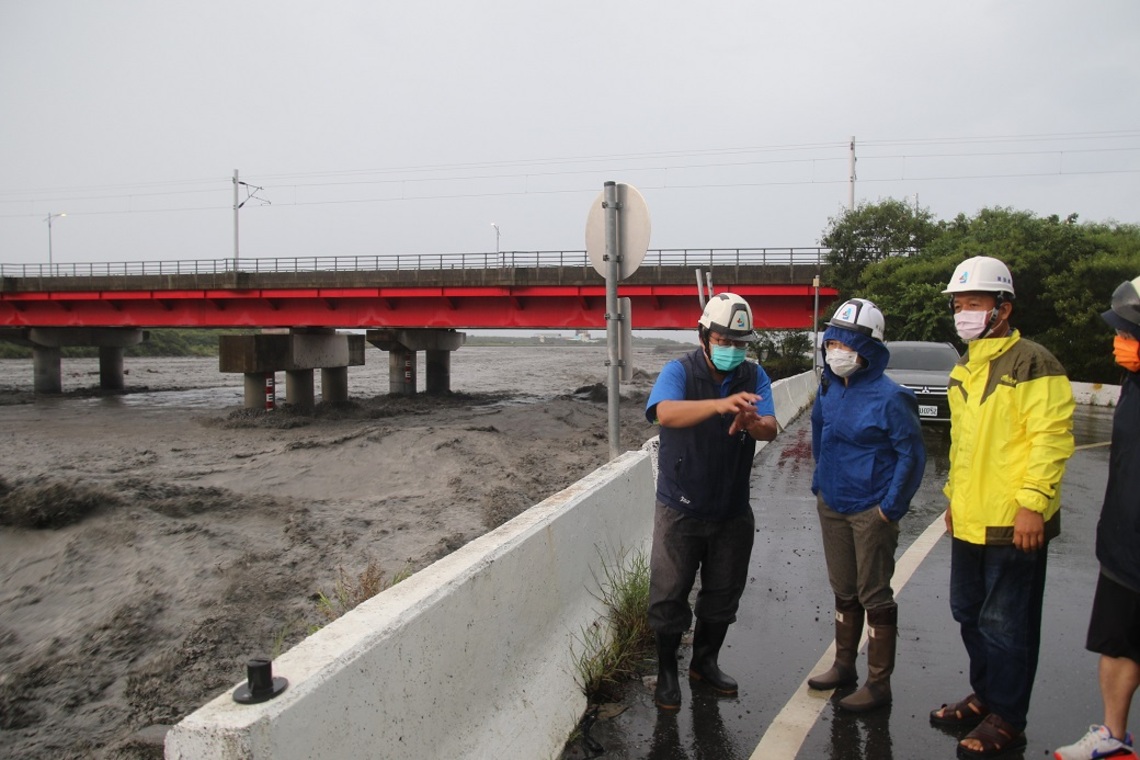 豪雨造成台東多處橋梁預防性封橋 饒慶鈴親往多處關心並請相關單位監測水位期保居民安全