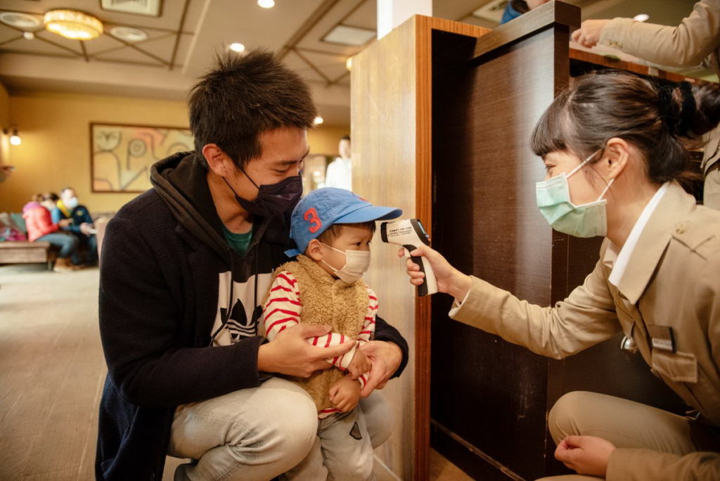 關西六福莊守護民眾和動物們的安全，館內採取高規格的各項防疫措施，全面強化殺菌及消毒作業及頻次，所有人員及往來貴賓皆執行實聯制及測量體溫，傾力打造安心又健康的旅遊環境。(圖／六福旅遊集團提供)