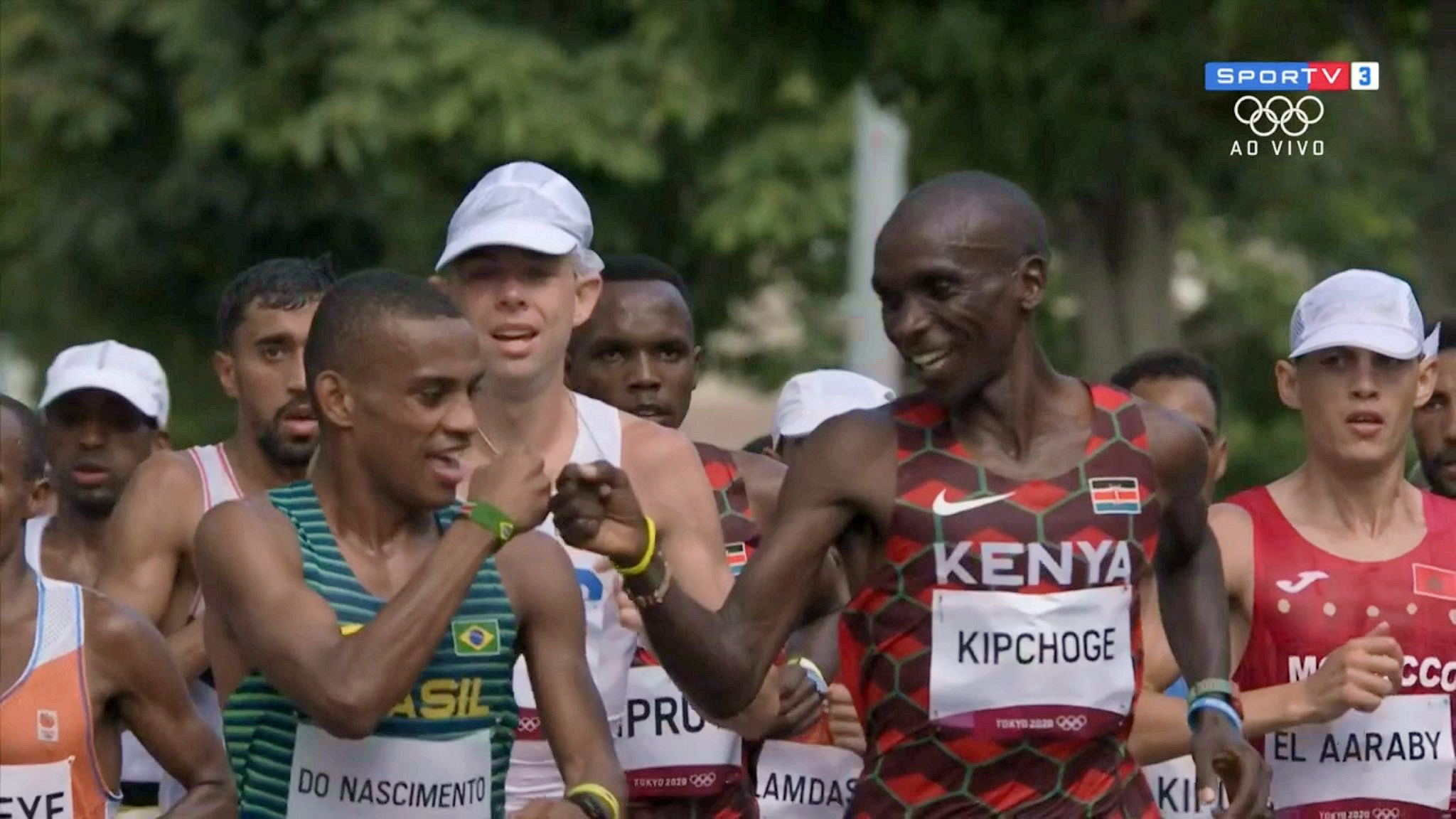 比賽過程中,巴西選手與馬拉松王者碰拳招呼 照片來源:twitter/Os Olímpicos