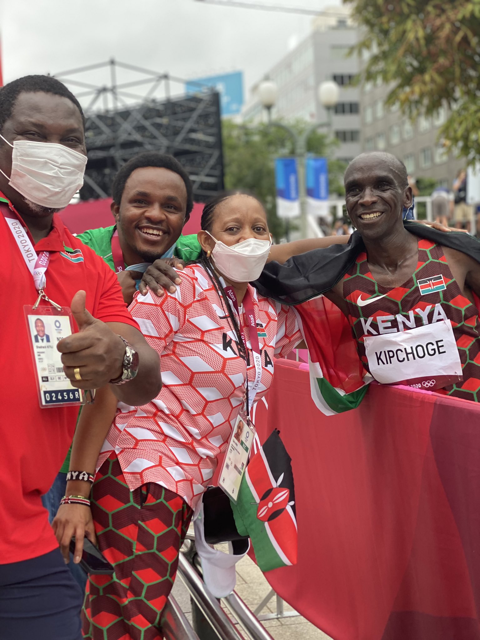 肯尼亞共和國駐日本大使館也特地到場為肯亞選手們致上祝福與鼓勵 照片來源:twitter/KenyaTokyo