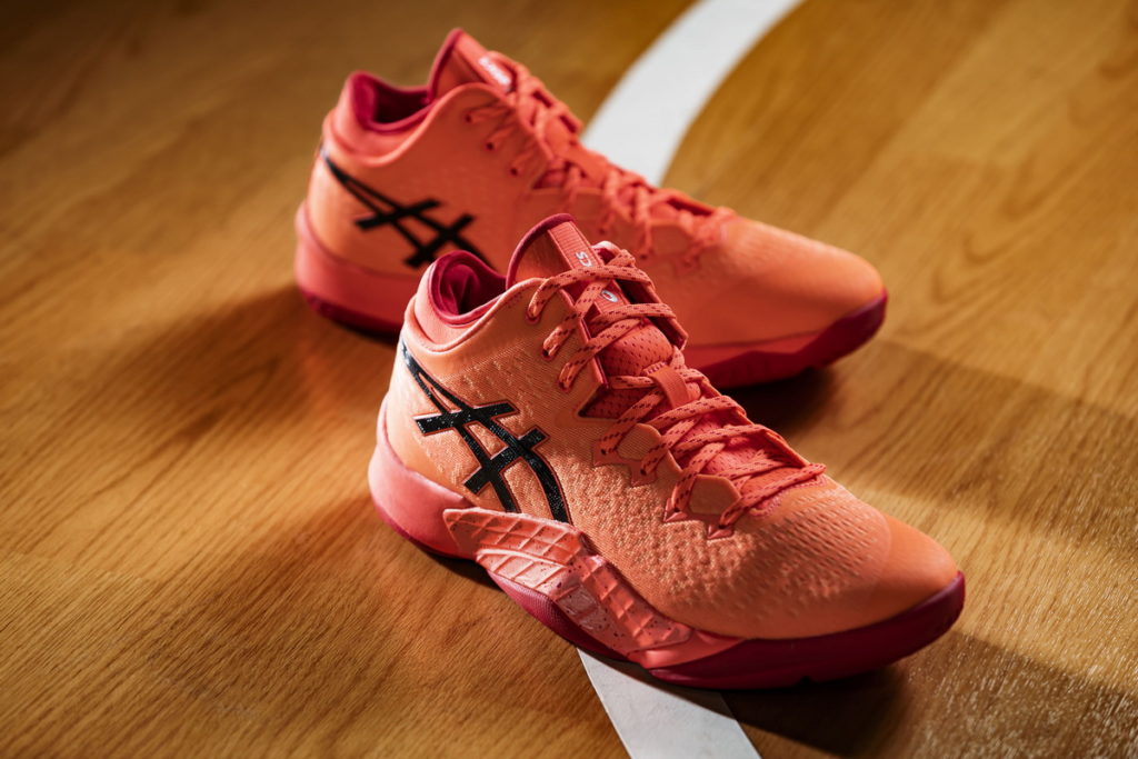 ASICS全新籃球鞋款UNPRE ARS打造靈活與穩定兼具腳感,讓籃球員隨心所欲施展球技。