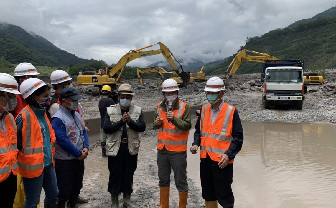 交通部長王國材視察明霸克露橋搶修進度    指示以最快的施工方式儘速完成搶通