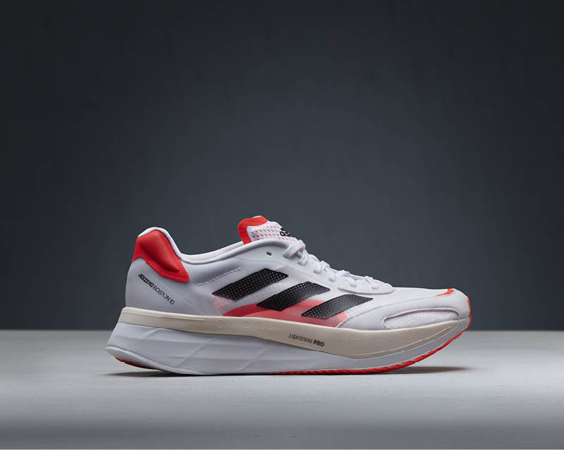 新款adidas adizero Boston 10首度捨棄BOOST中底,以LightstrikePRO與LIGHTSTRIKE雙中底科技打造全新增厚中底