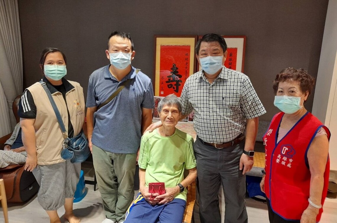 榮民蕭爺爺百歲慶生 高雄榮服處父親節溫馨祝壽/波新聞