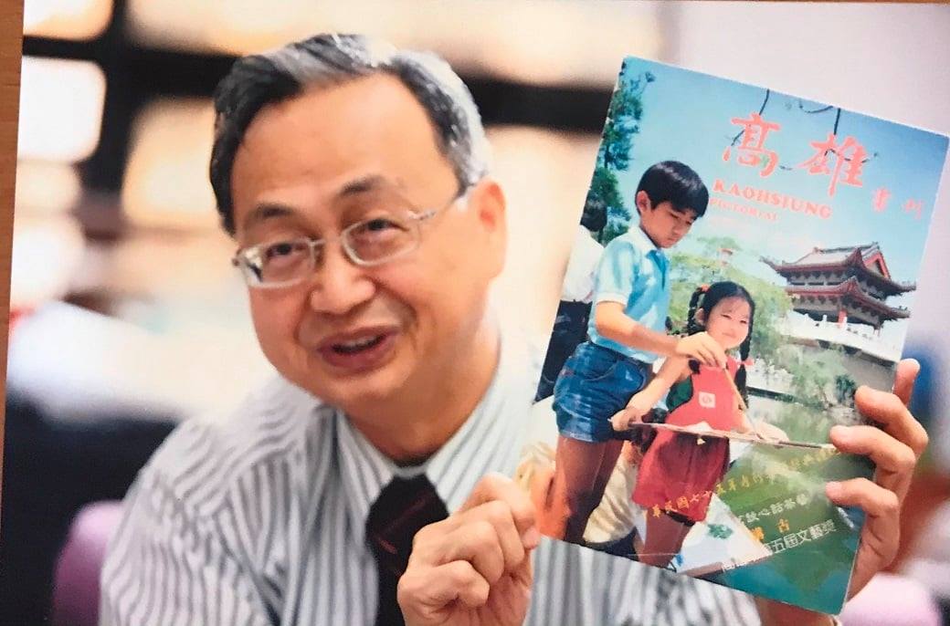 可能是 2 個人、小孩、大家站著和文字的圖像