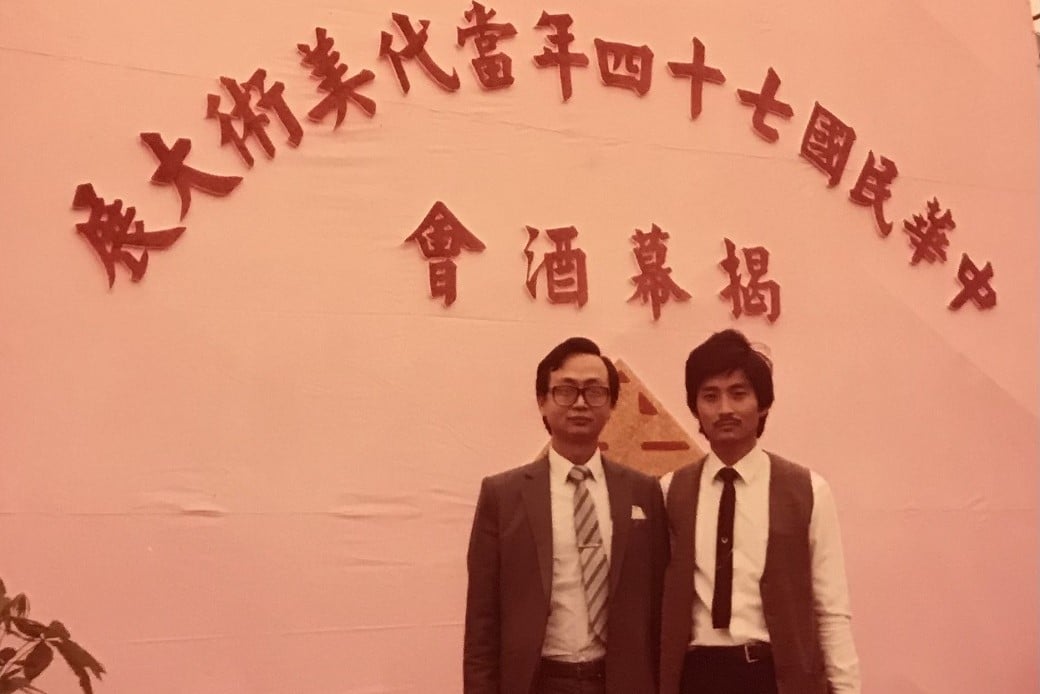 可能是 2 個人和大家站著的圖像