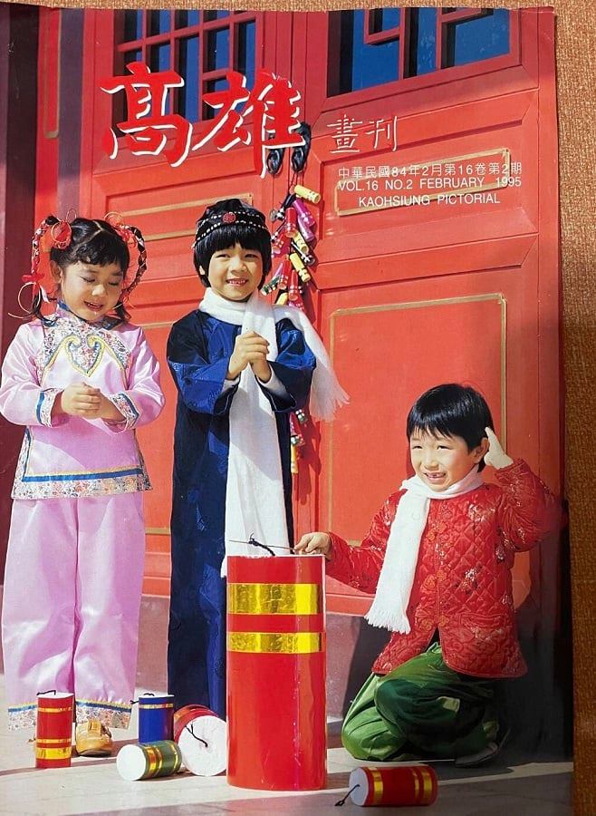 可能是 2 個人、小孩和大家站著的圖像