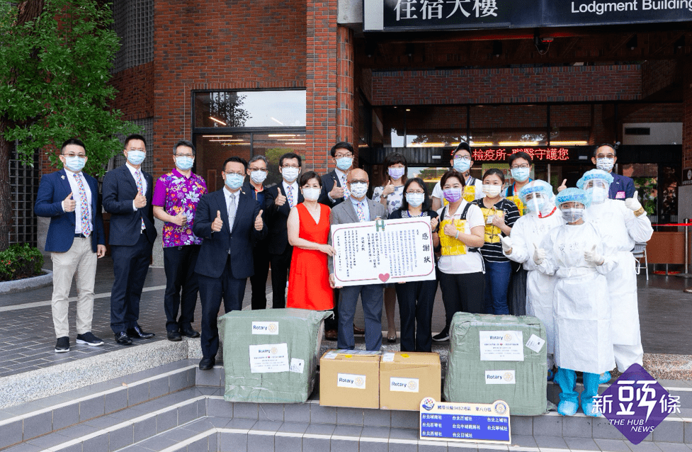 國際扶輪3482地區許鈴裕總監發起社友聯合捐贈正壓呼吸頭罩、降溫背心與冰沙機等物資