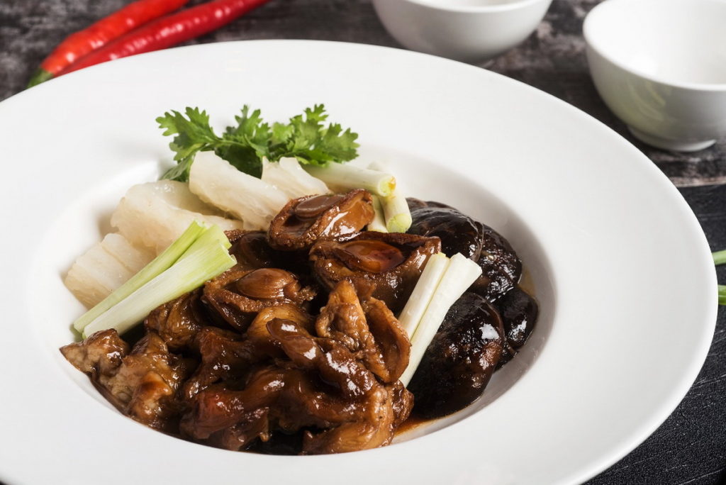 高雄萬豪酒店經典宴客料理「花膠虎掌煨鮑魚」精緻入味、Q 彈可口。(圖/六福旅遊集團提供)
